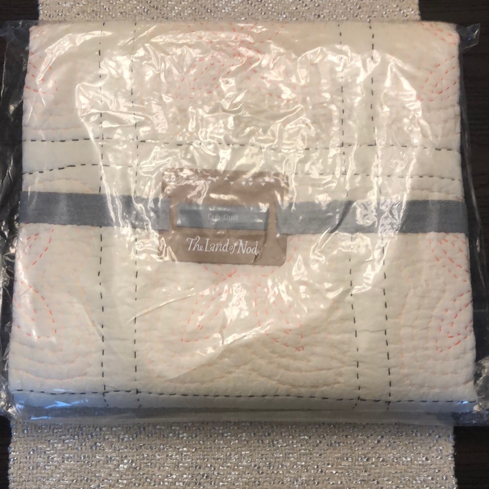 Crate & kids, land of Nod crib quilt, NWT